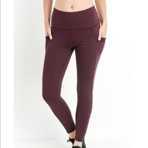 LAST LARGE!✨ Burgundy high waisted leggings!